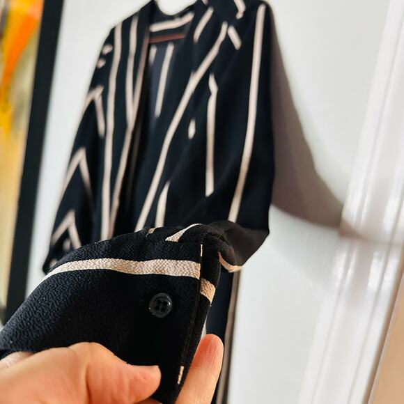 SLATE & WILLOW Black White Pinstripe Long Sleeves Flowy High Low Blouse Size M - Picture 3 of 9